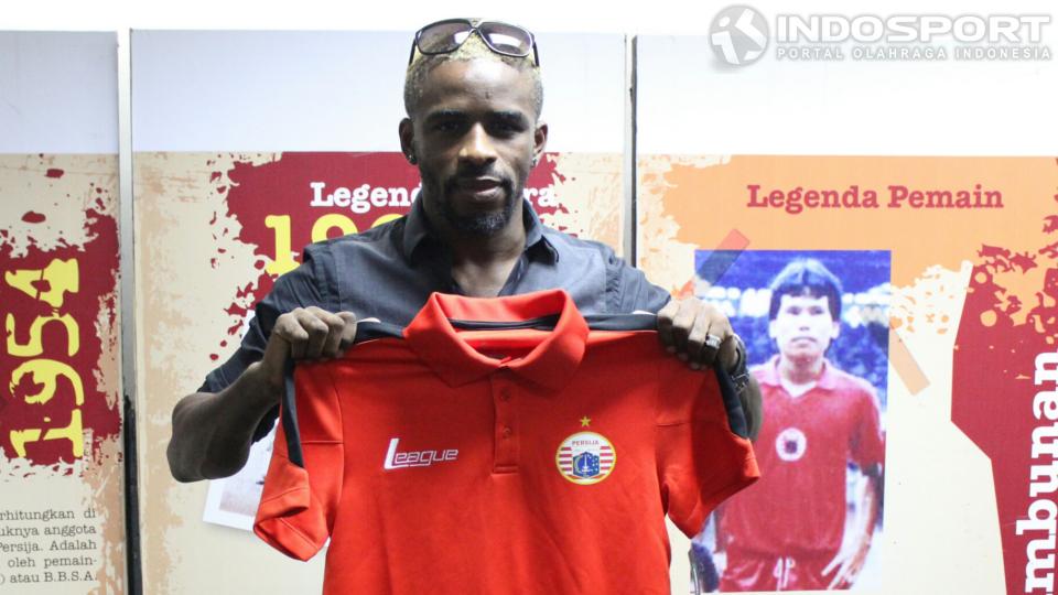 Greg Nwokolo memperlihatkan kostum Persija yang akan dibelanya di Liga Super Indonesia 2015.